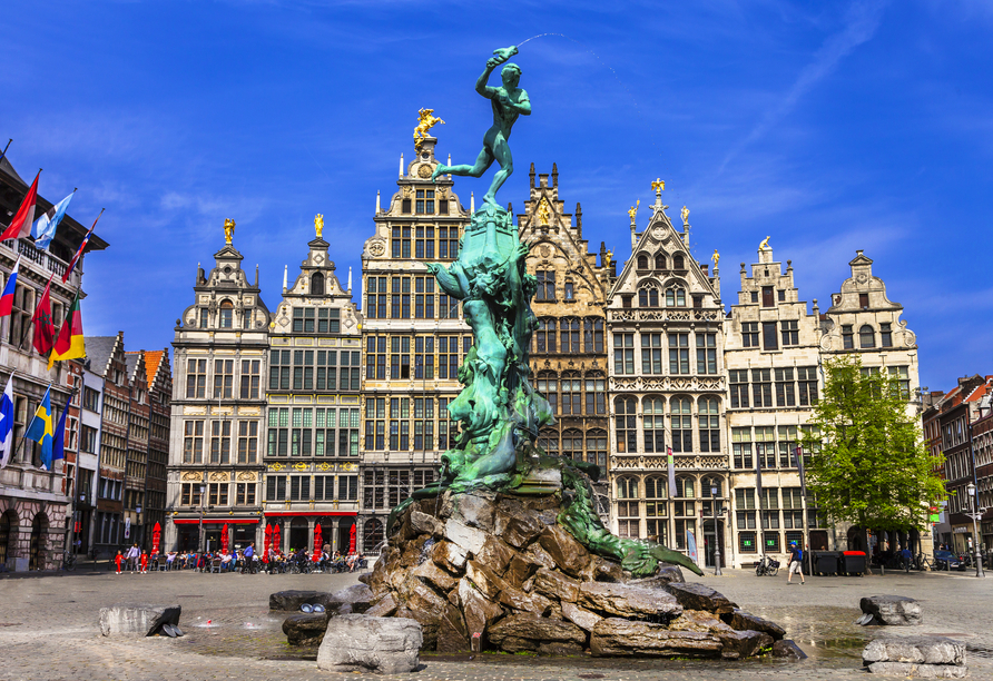 In Antwerpen schlendern Sie durch die schöne Innenstadt und bewundern die historischen Gebäude.