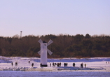 Statten Sie der Mühlenbake, der weiße Windmühle von Swinemünde, einen Besuch ab.