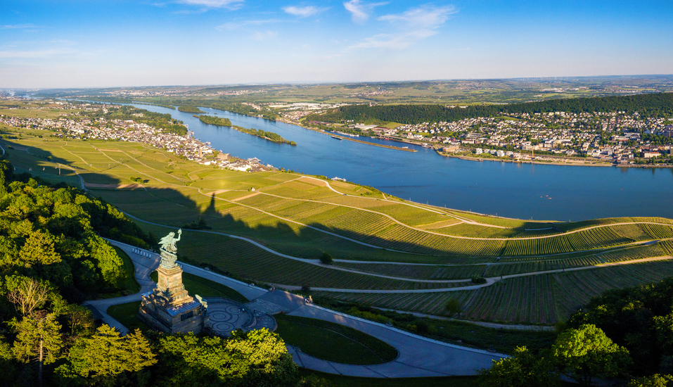 Im Rheingau begrüßt Sie Rüdesheim mit seiner traumhaften Weinbergslandschaft.