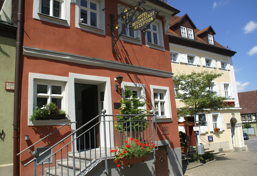 Das Hotel liegt direkt im Altstadtkern des Kur- und Heilbadeorts Bad Windsheim.