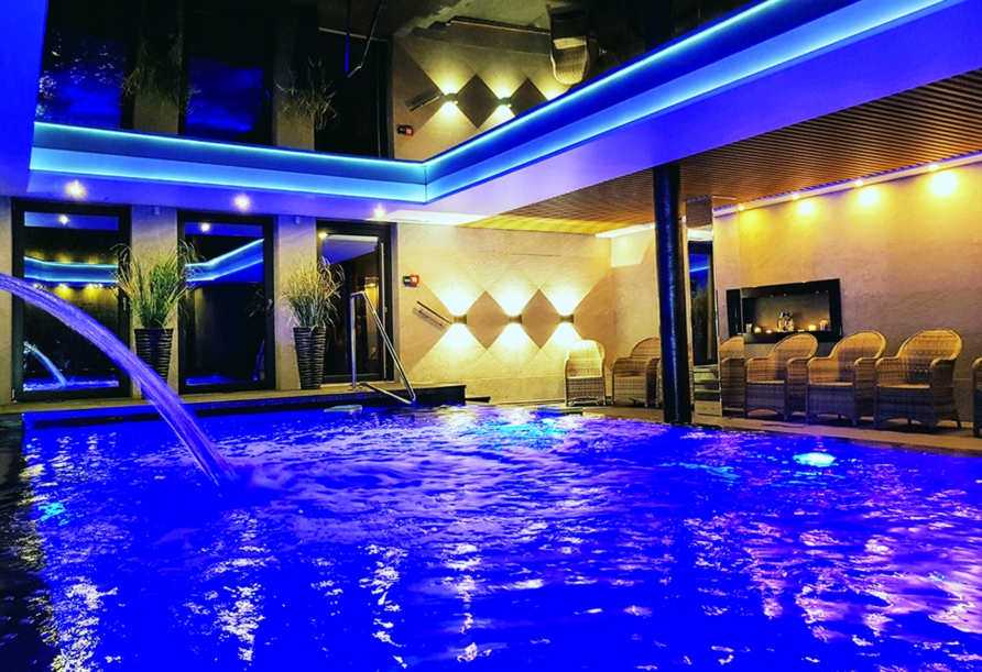 Drehen Sie Ihre Runden im Hallenbad des Hotels.