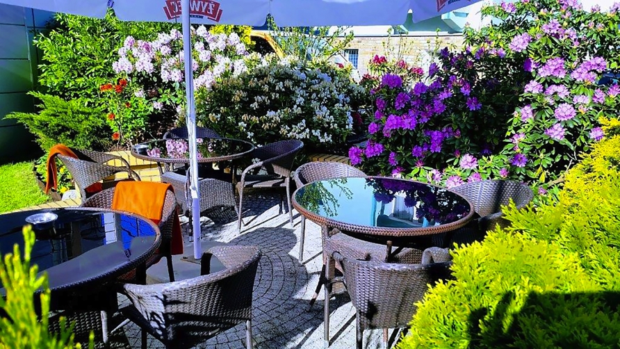 Genießen Sie die Sonne auf der Terrasse Ihres Hotels.