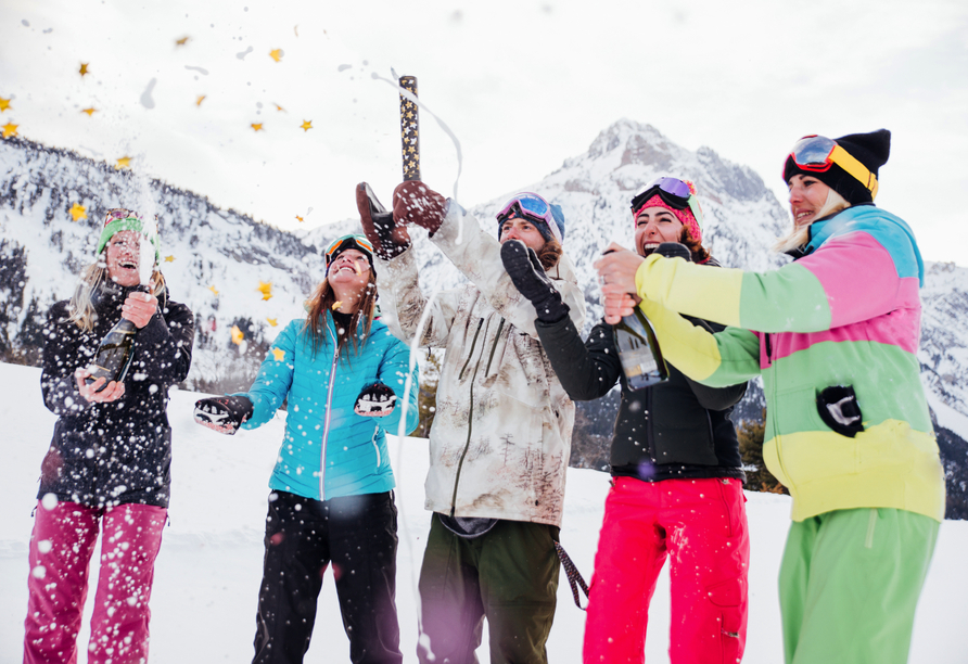 Hotel Auderer in Imst in Tirol, Freunde feiern Neujahr im Schnee