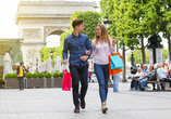 Gehen Sie auch auf eine Shoppingtour, zum Beispiel über die Champs-Elysees.