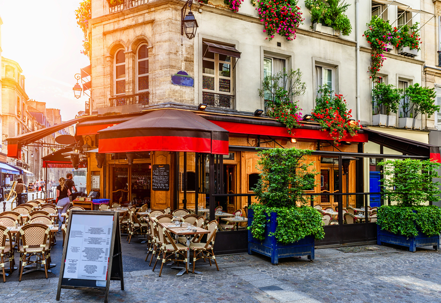 Beeindruckende Boulevards, kleine Boutiquen und schnuckelige Cafés – herzlich willkommen in Paris!