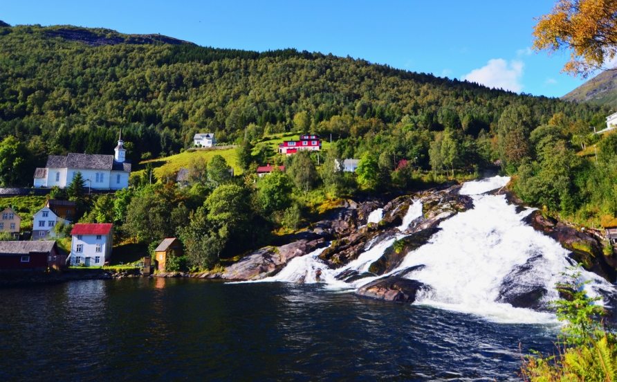 Freuen Sie sich auf Hellesylt mit dem ikonischen Wasserfall und den schön restaurierten Bauernhäusern.