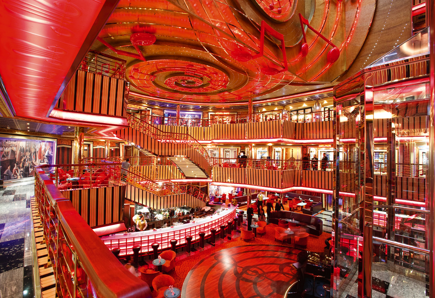 An Bord der Costa Pacifica bestaunen Sie das Atrium mit seinen Panoramaaufzügen.