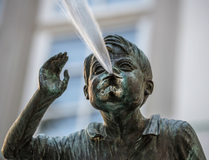 Der Schängelbrunnen ist ein Wahrzeichen der Stadt – passen Sie auf, dass Sie nicht nassgespritzt werden.