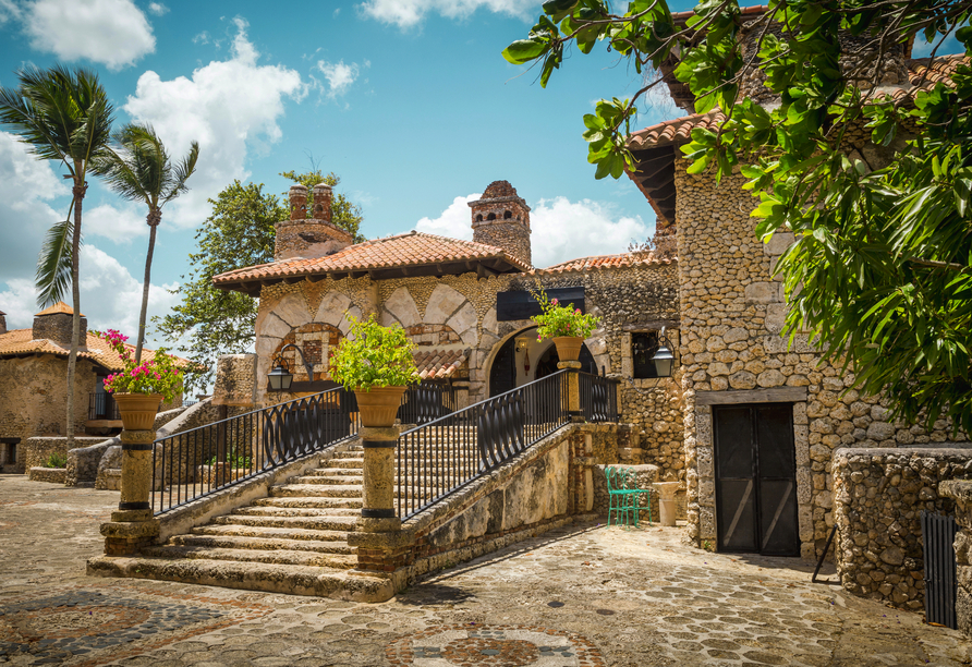 Gehen Sie auf eine Zeitreise zurück ins 16. Jahrhundert und besuchen Sie das nachgebaute Dorf Altos de Chavón in La Romana.