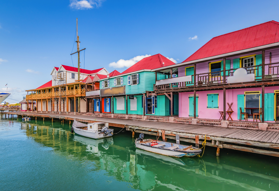 Bunte Häuschen wie hier am Hafen von St. John's auf Antigua werden Ihnen in der Karibik öfter begegnen.