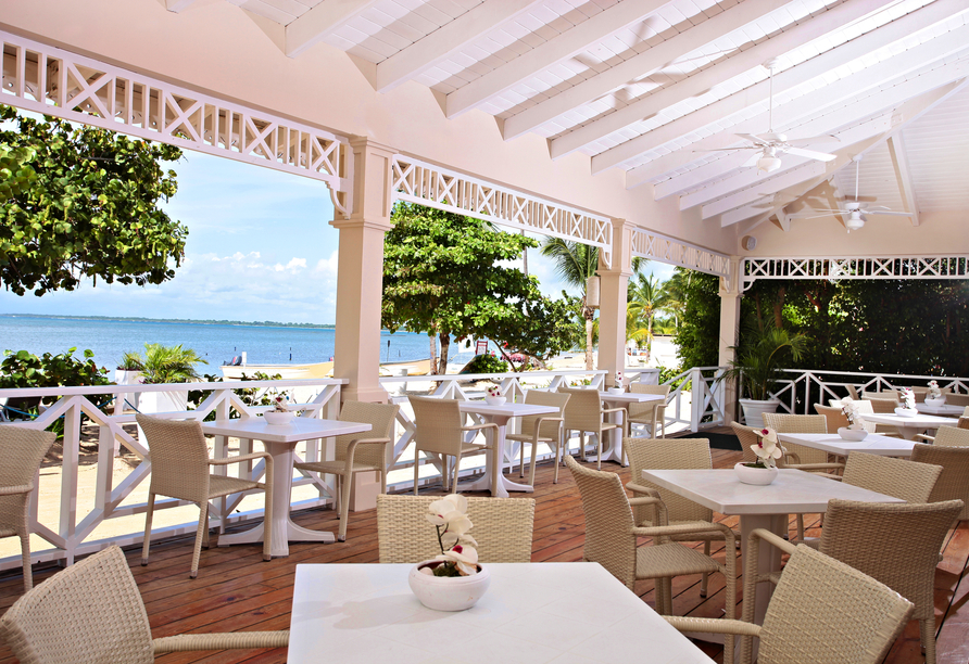 Auf der Terrasse des hoteleigenen Restaurants speisen Sie mit Blick aufs Meer.