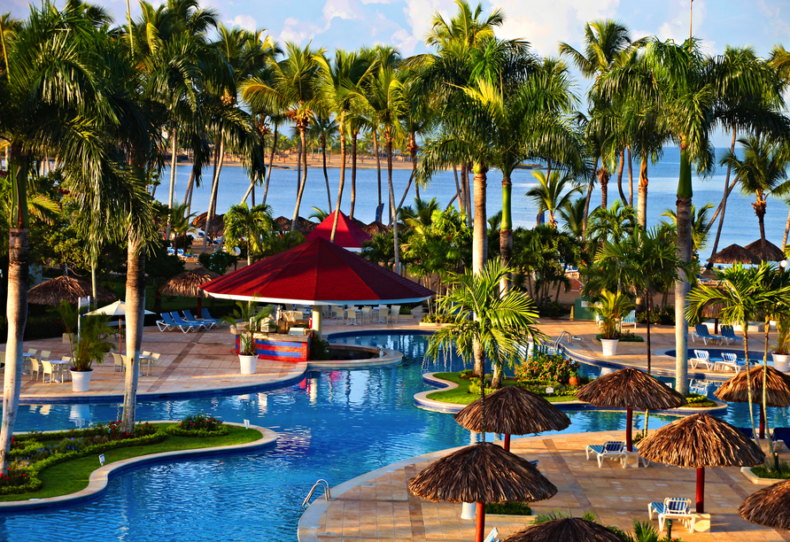Ihr Hotel liegt direkt am Meer und bietet Ihnen zahlreiche Annehmlichkeiten wie eine große Poollandschaft.