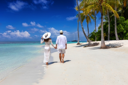 Spazieren Sie entlang des weißen Strandes von Barbados. 