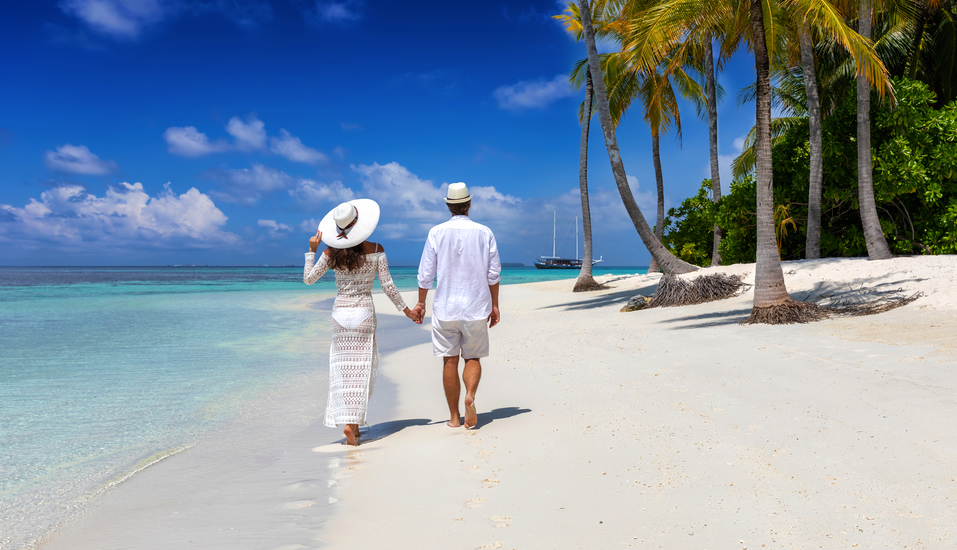 Spazieren Sie entlang des weißen Strandes von Barbados. 