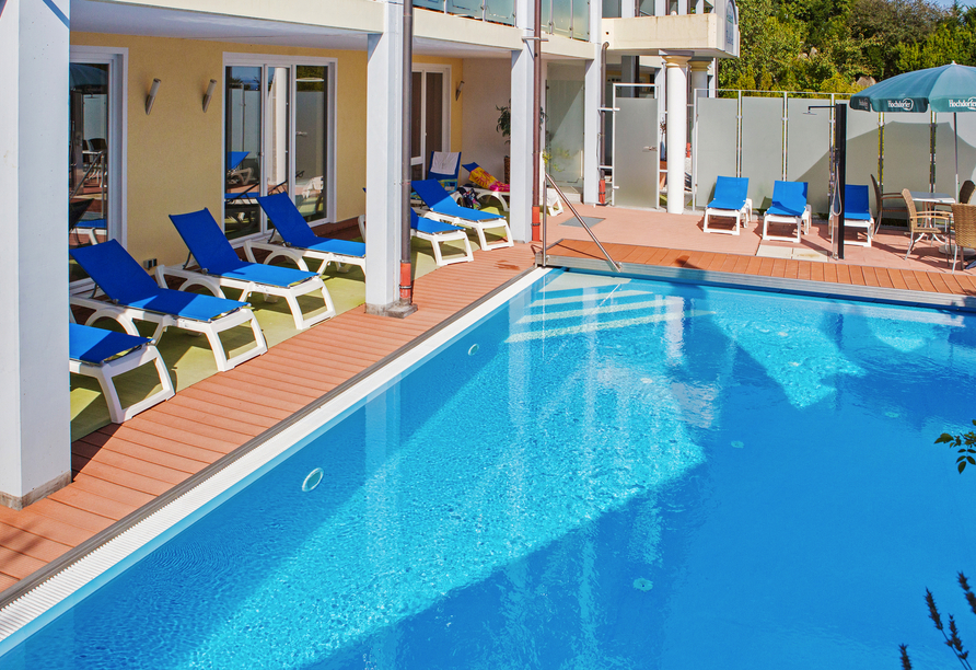 Lassen Sie am herrlichen Außenpool des Vital- und Wellnesshotel Albblick die Seele baumeln.