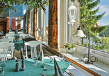 Im Restaurant Dorfplatz bekommen Sie bei schöner Aussicht leckere Gerichte serviert.