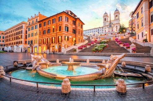Die Spanische Treppe erhebt sich hinter dem berühmten Barcaccia-Brunnen an der Piazza di Spagna.