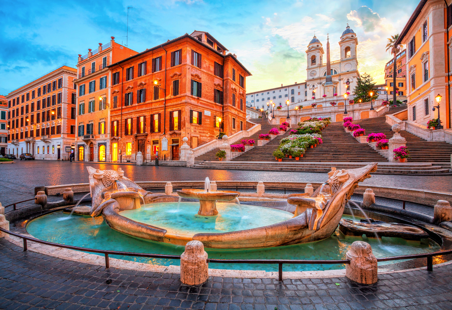 Die Spanische Treppe erhebt sich hinter dem berühmten Barcaccia-Brunnen an der Piazza di Spagna.