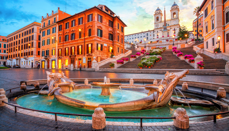 Die Spanische Treppe erhebt sich hinter dem berühmten Barcaccia-Brunnen an der Piazza di Spagna.