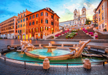 Die Spanische Treppe erhebt sich hinter dem berühmten Barcaccia-Brunnen an der Piazza di Spagna.