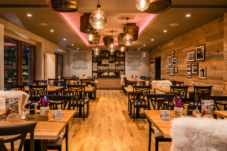 Das gemütliche Restaurant verwöhnt Sie mit leckeren Speisen.