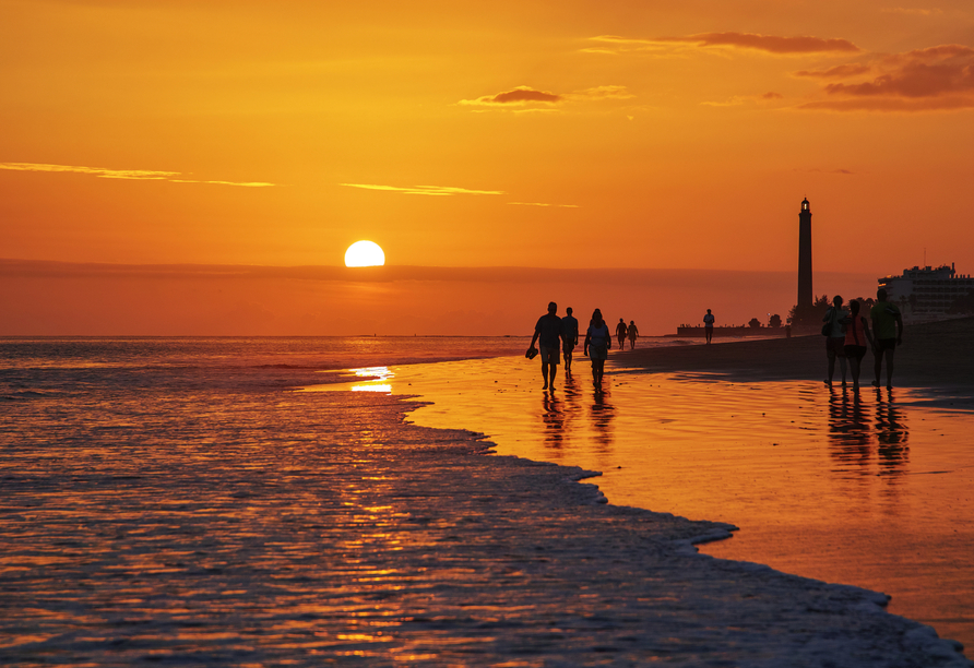 Besuchen Sie den Strand Playa del Inglés in der Nachbarstadt Maspalomas und bestaunen Sie den Sonnenuntergang.