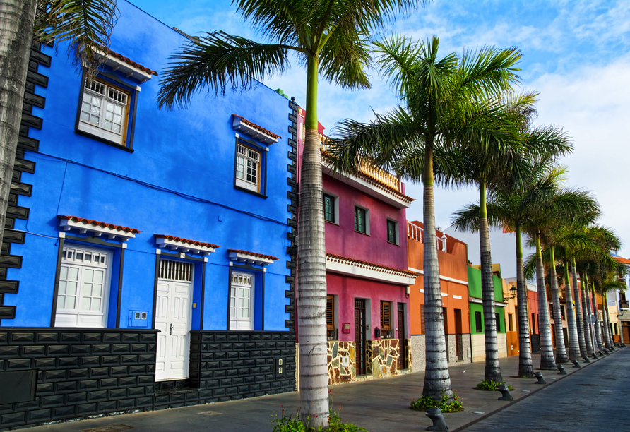 In Puerto de la Cruz auf Teneriffa spazieren Sie entlang der farbenfrohen Häuser.