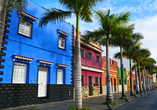 In Puerto de la Cruz auf Teneriffa spazieren Sie entlang der farbenfrohen Häuser.