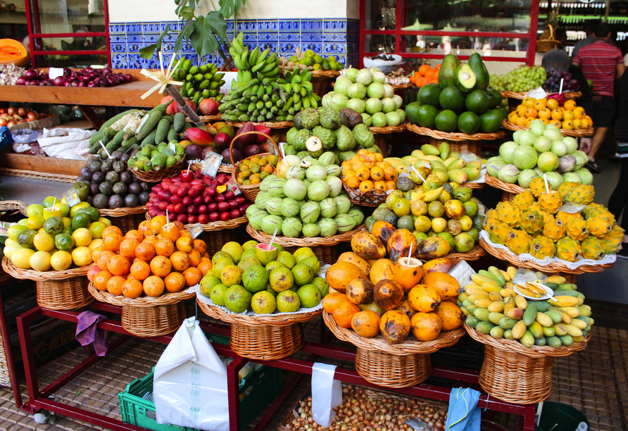 Probieren Sie eine heimische Frucht auf dem Markt von Funchal.