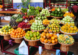 Probieren Sie eine heimische Frucht auf dem Markt von Funchal.
