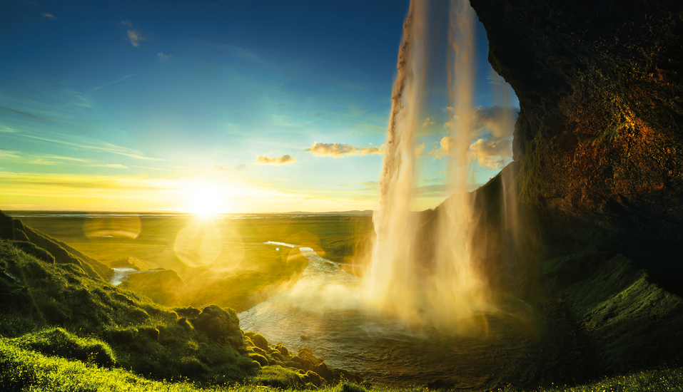 Willkommen in Island - der Wasserfall Seljalandsfoss empfängt Sie zu magischen Momenten.