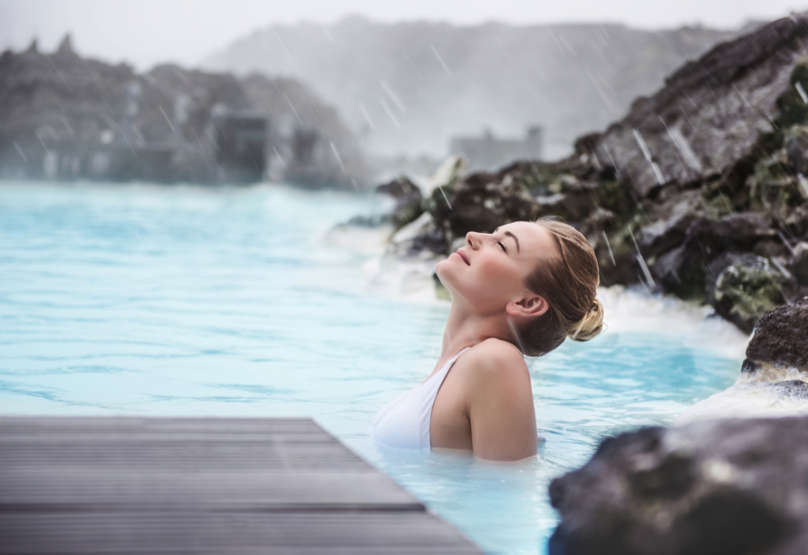 Entspannen Sie in der Blauen Lagune – das bekannteste Thermalfreibad in Island.