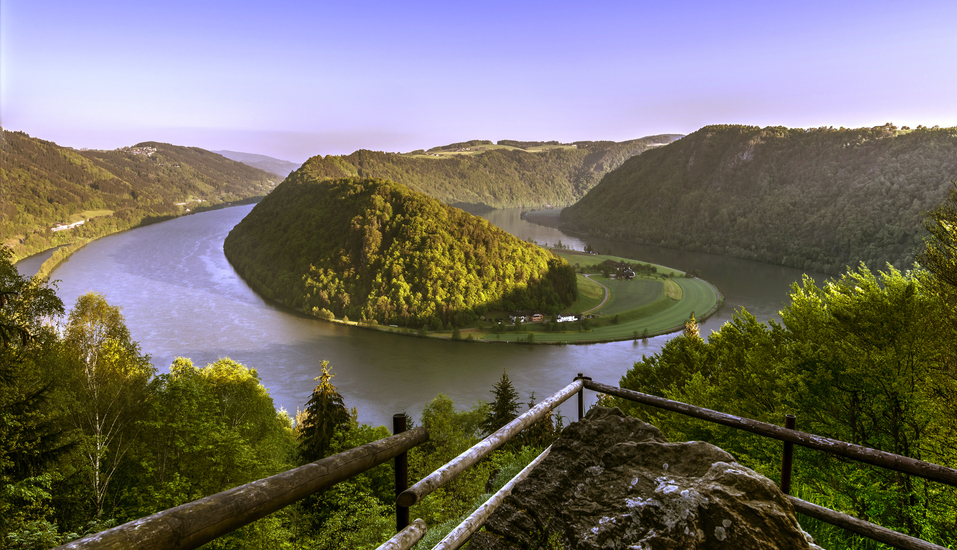 Genießen Sie Ihre Flussfahrt durch die Schlögener Schlinge in Österreich.