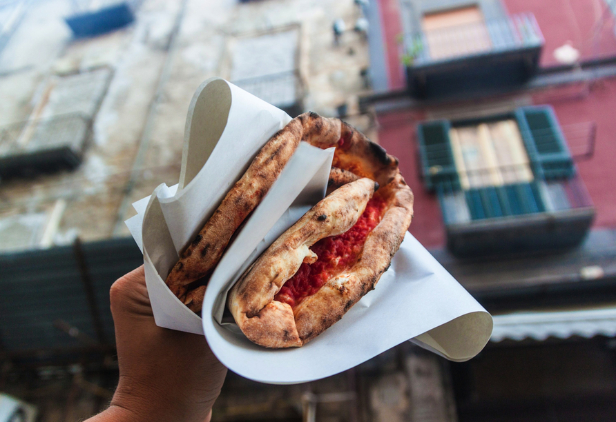 In Neapel dürfen Sie die Königin des Neapolitanischen Street Foods, Pizza a Portafoglio, genießen.