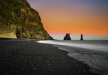 Der schwarze Sandstrand vom Reynisfjara Beach verzaubert einfach jeden.