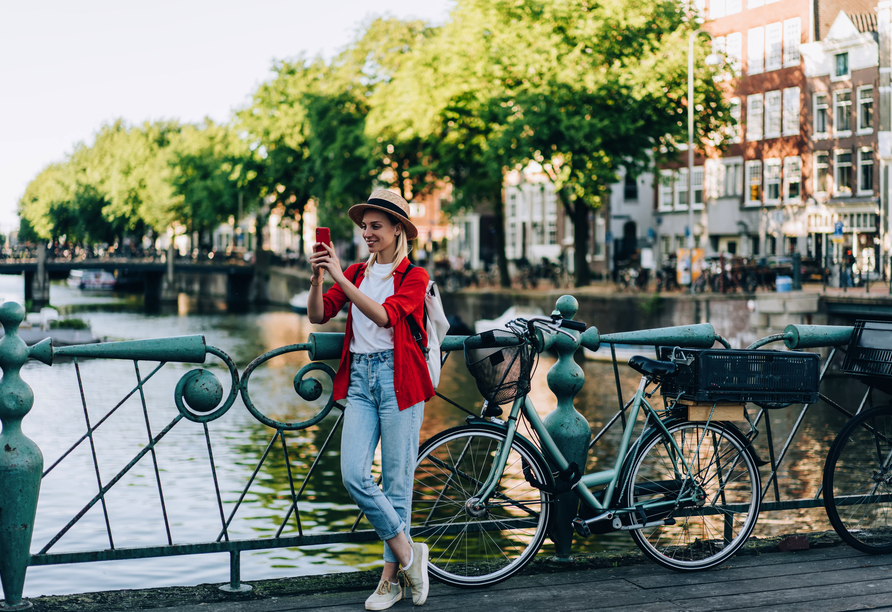 Bei einem Stadtrundgang mit Grachtenrundfahrt lernen Sie die schönsten Seiten Amsterdams kennen.