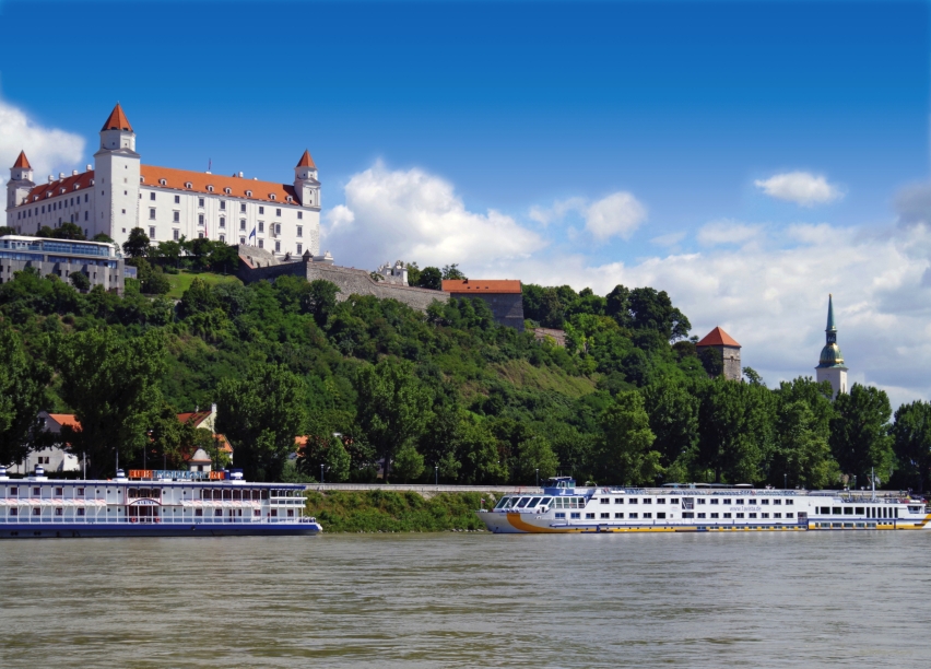 Bestaunen Sie den Blick auf die Burg Bratislava von Ihrem Schiff aus.