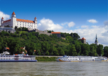 Bestaunen Sie den Blick auf die Burg Bratislava von Ihrem Schiff aus.