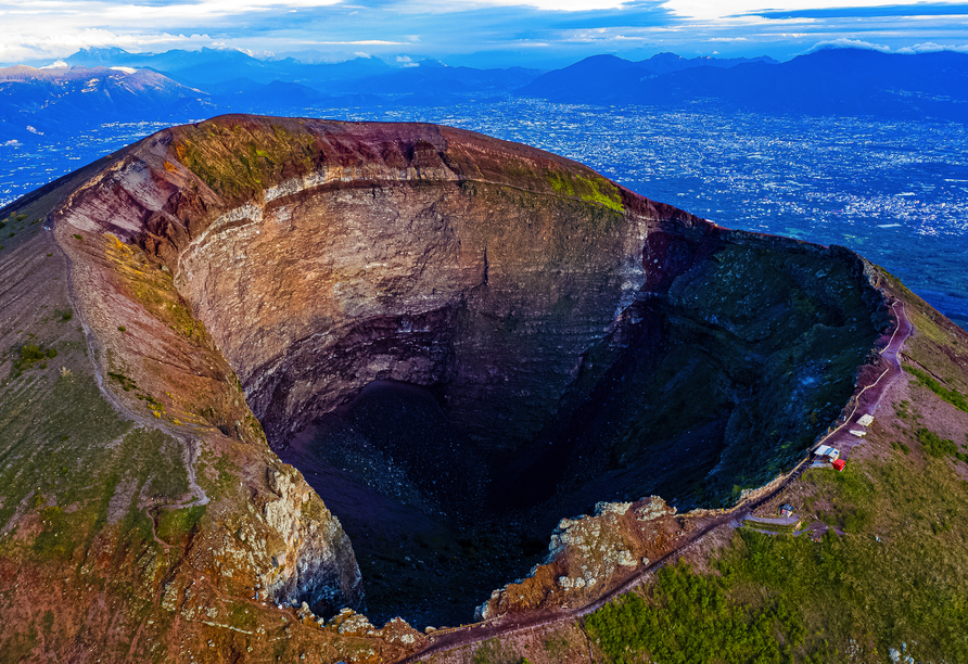 Spazieren Sie entlang des Kraterrands des Vesuvs und erleben Sie Eindrücke, die Sie niemals vergessen werden.