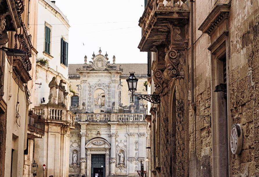 Lecce trumpft mit eindrucksvollen barocken Gebäuden.