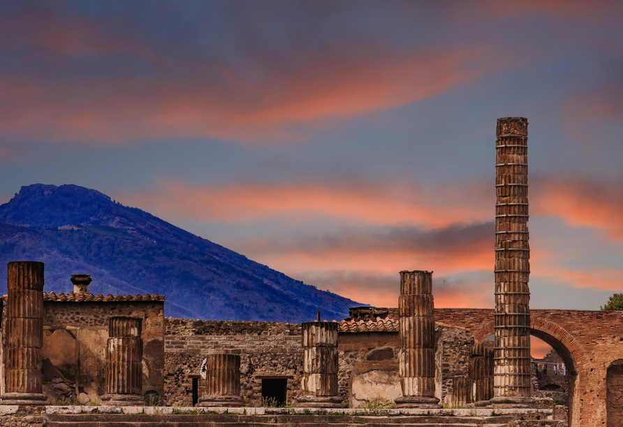Bei einem Ausflug zu den Ruinen Pompeijs sowie zum Vulkan Vesuv tauchen Sie in die spannende Geschichte der Region ein.