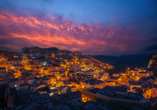 Matera begeistert mit einer wunderschönen Altstadt sowie der einzigartigen Höhlensiedlungen Sassi. Am Abend wird die Stadt oft in ein zauberhaftes Licht getaucht.