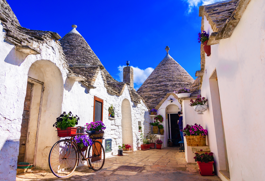 Alberobello ist bekannt für seine 'Trullis', die typischen weiß getünchten Häuser mit spitzem Dach.
