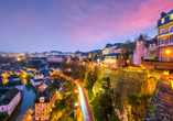 Luxemburg erstrahlt am Abend in bezaubernden Lichtern.