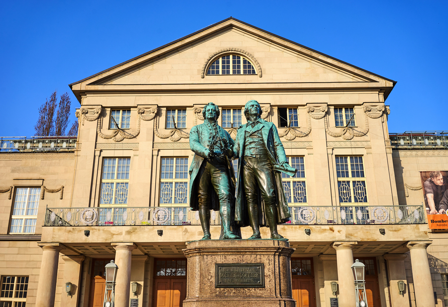 Bei einem Ausflug nach Weimar müssen Sie unbedingt einen Abstecher zum Goethe-Schiller-Denkmal machen.