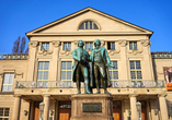 Bei einem Ausflug nach Weimar sollten Sie unbedingt einen Abstecher zum Goethe-Schiller-Denkmal machen.