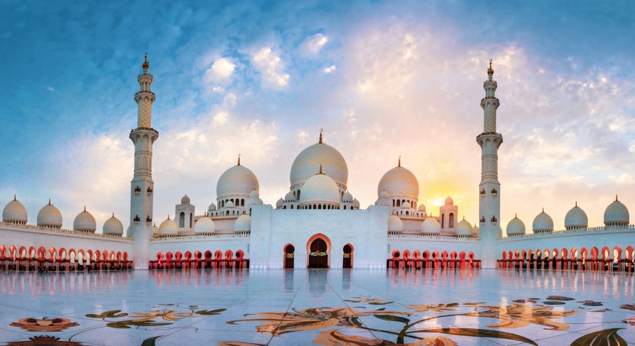 Die Scheich-Zayid-Moschee in Abu Dhabi ist absolut beeindruckend anzusehen.