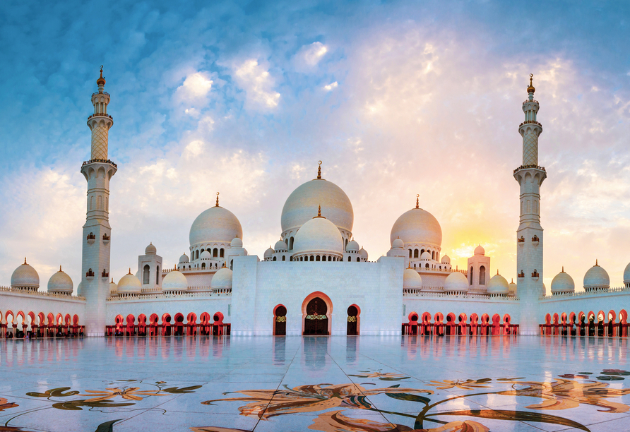 Die Scheich-Zayid-Moschee in Abu Dhabi ist absolut beeindruckend anzusehen.