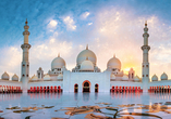 Die Scheich-Zayid-Moschee in Abu Dhabi ist absolut beeindruckend anzusehen.