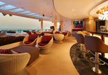 Entspannen Sie an Bord in der offenen Lounge della Moda mit Blick aufs Meer.